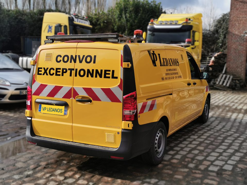 Véhicule pour accompagnement de convoi exceptionnel